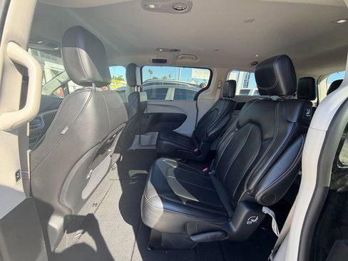 Used 2024 Chrysler Pacifica Touring-L image 8