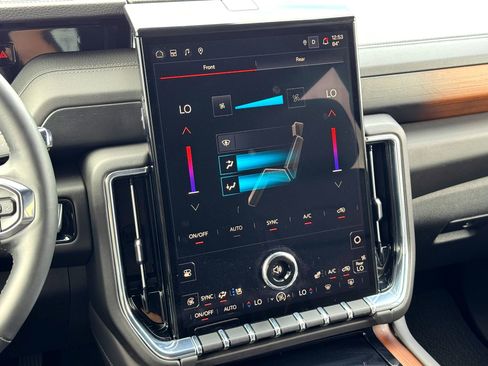 Used 2025 GMC Yukon XL Denali image 30