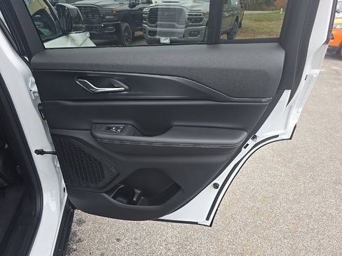 New 2025 Jeep Grand Cherokee Altitude image 12