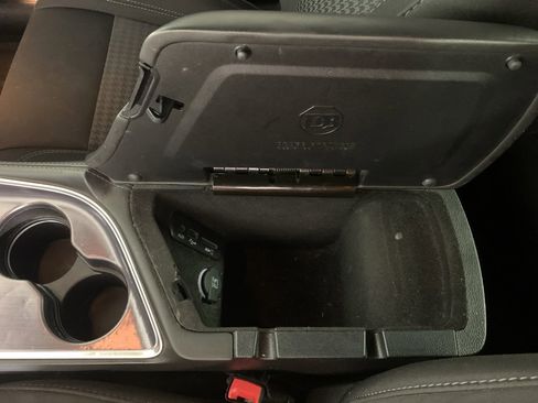 Used 2015 Dodge Challenger SXT w/ Driver Convenience Group image 27