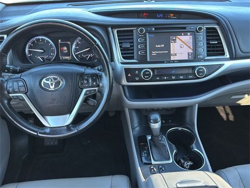 Used 2017 Toyota Highlander XLE image 18