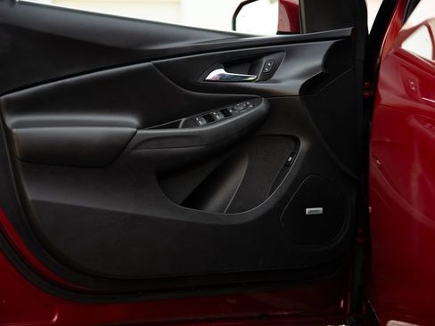 Used 2018 Chevrolet Volt Premier w/ Driver Confidence Package FWD image 9