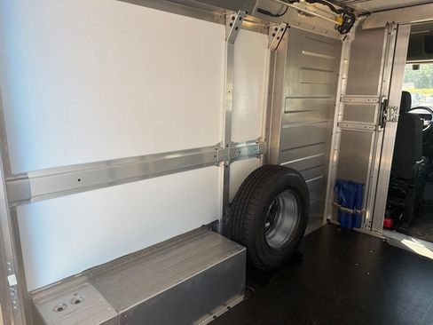 Used 2025 Chevrolet Brightdrop 400 w/ Power Door Package FWD image 10