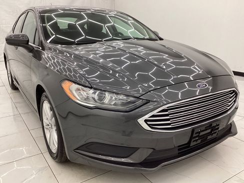 Used 2018 Ford Fusion SE w/ Fusion SE Technology Package image 3