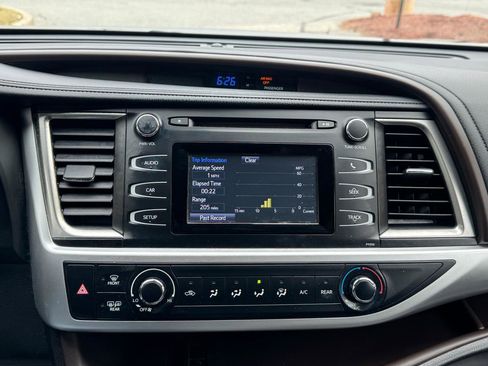Used 2018 Toyota Highlander LE AWD/4WD image 18