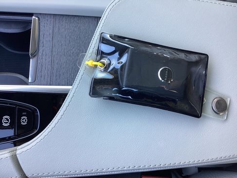 Certified 2025 Volvo XC90 T8 Plus w/ Protection Package Premier image 38