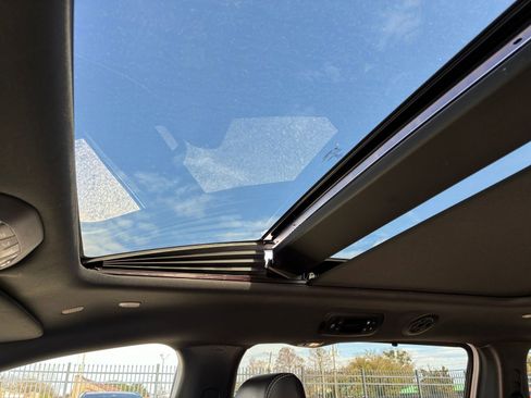 Used 2025 Chrysler Pacifica Limited image 27