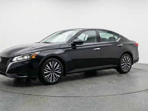 Used 2025 Nissan Altima 2.5 SV FWD image 3