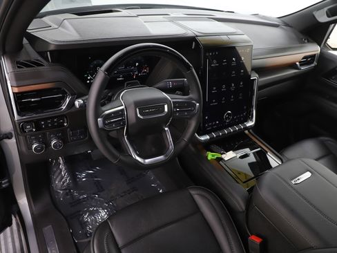 Used 2025 GMC Yukon XL Denali w/ Denali Reserve Package image 27