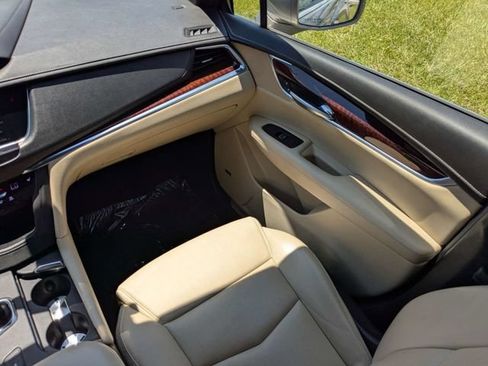 Used 2018 Cadillac XT5 Luxury w/ Driver Awareness Package FWD image 18