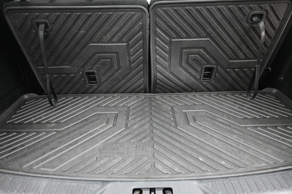 Used 2023 Ford Explorer XLT AWD/4WD image 12