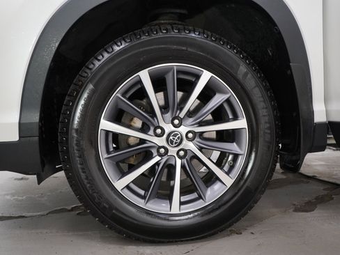 Used 2019 Toyota Highlander XLE AWD/4WD image 32