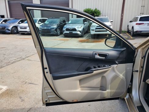 Used 2012 Toyota Camry LE FWD image 16