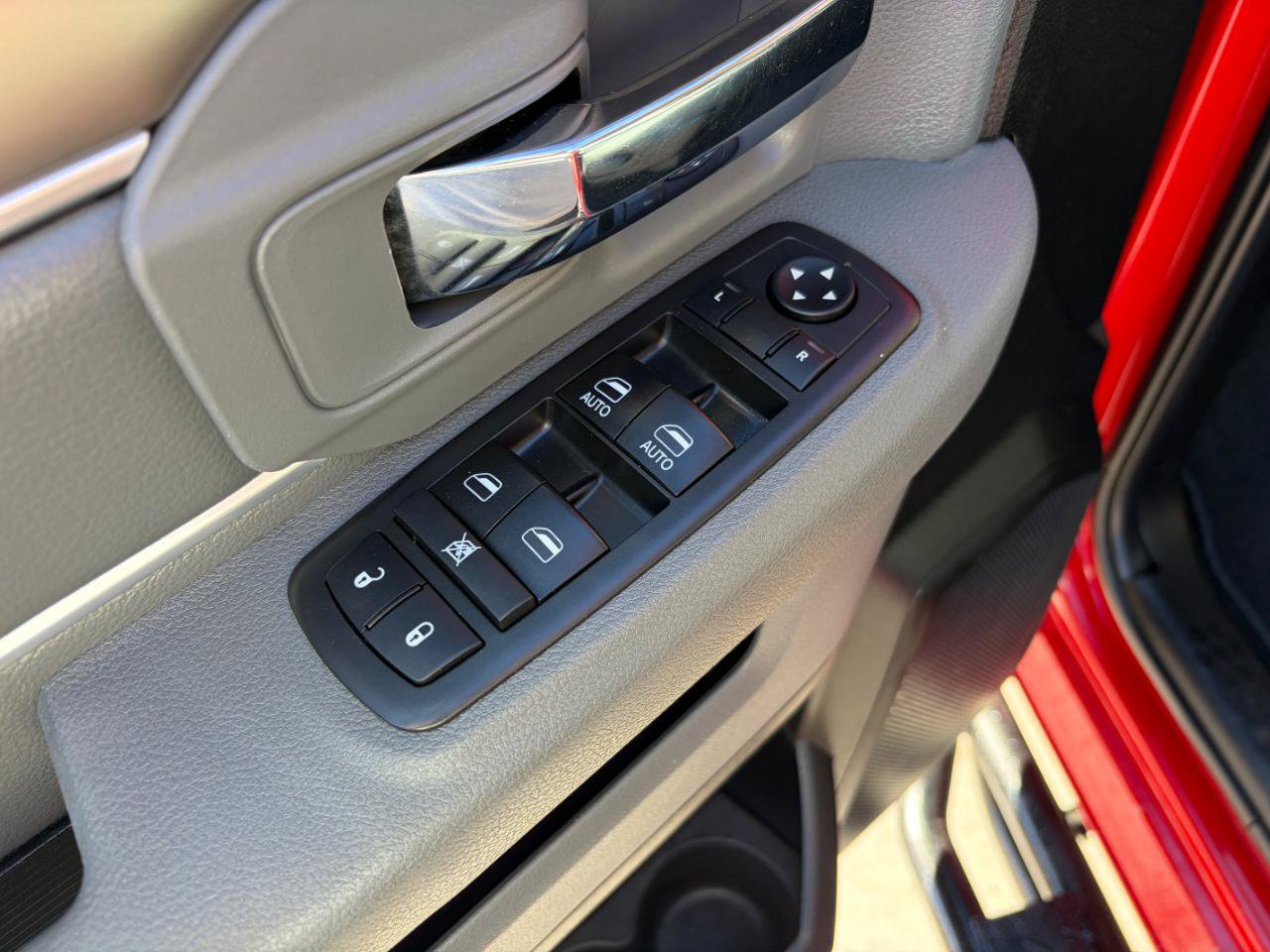 Used 2019 RAM 1500 Classic SLT AWD/4WD image 9