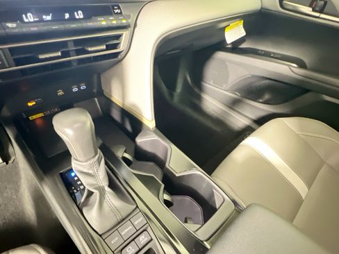 Used 2026 Toyota Camry SE FWD image 25