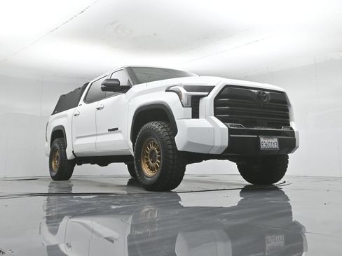 Used 2024 Toyota Tundra Limited AWD/4WD image 46