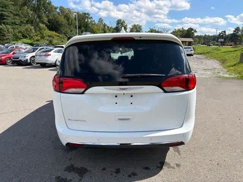 Used 2019 Chrysler Pacifica Touring-L FWD image 10