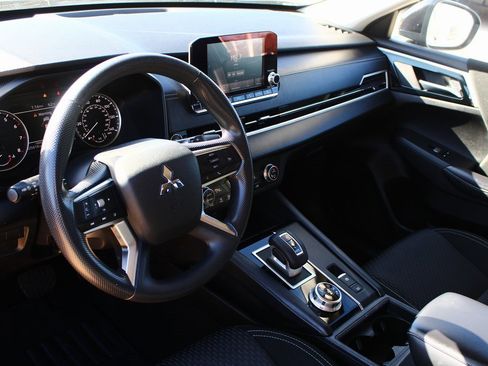 Used 2024 Mitsubishi Outlander ES image 2