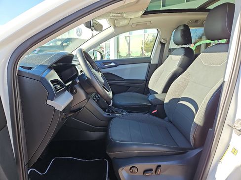 Certified 2023 Volkswagen Taos SE w/ Panoramic Sunroof Package image 9