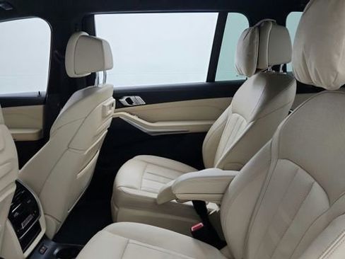 Used 2022 BMW X7 xDrive40i w/ Premium Package image 18