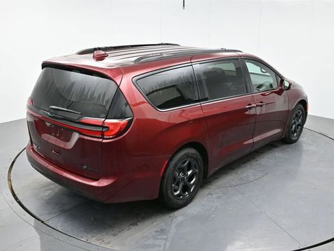 Used 2021 Chrysler Pacifica Limited w/ Uconnect Theater Family Group image 23