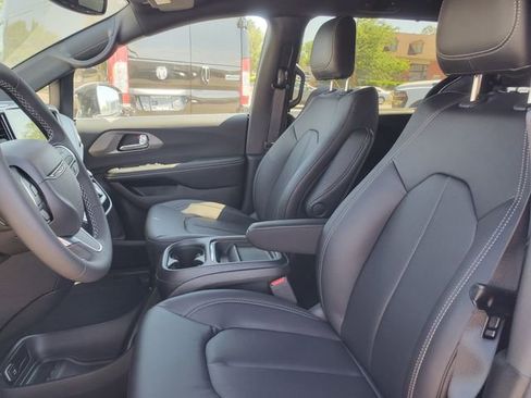 New 2027 Chrysler Pacifica Select FWD image 10