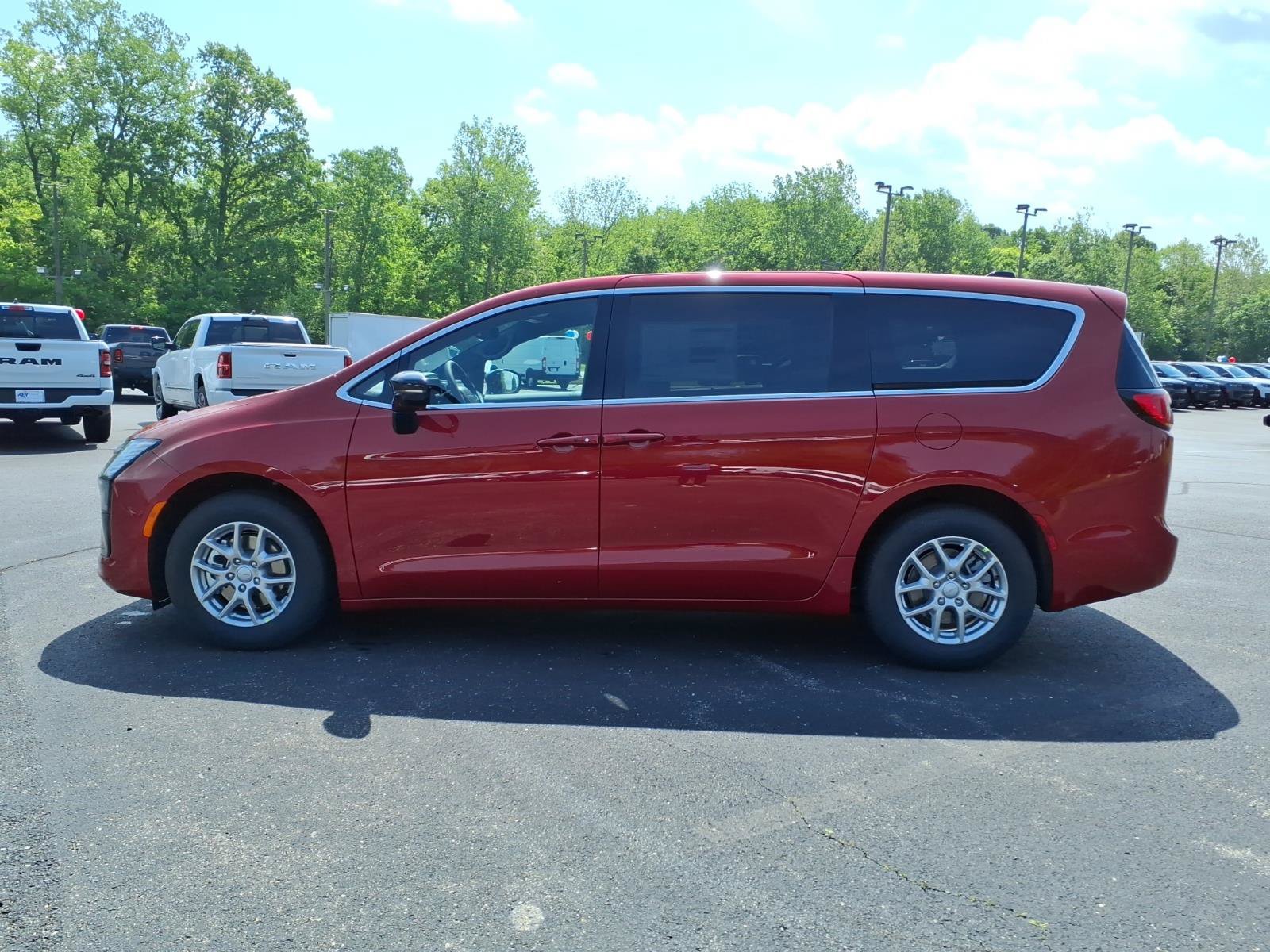 New 2027 Chrysler Pacifica Select FWD image 4