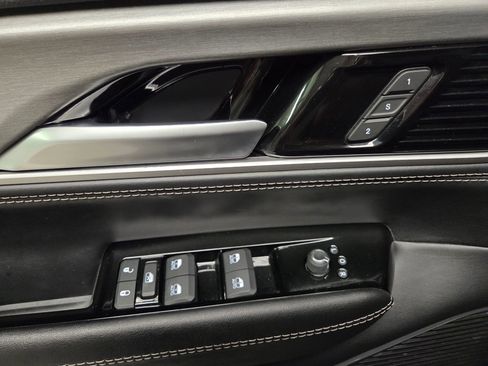 Used 2025 Jeep Wagoneer L Series II w/ 8-pass Seating Package image 16