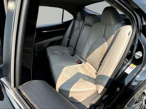 Used 2018 Toyota Camry SE w/ Convenience Package FWD image 22