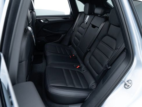 Used 2025 Porsche Macan image 31