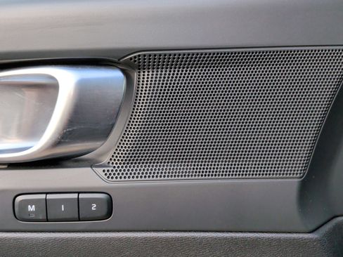 Used 2025 Volvo XC40 B5 Core image 30