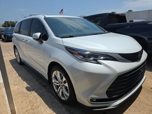 Used 2023 Toyota Sienna Platinum FWD image 7