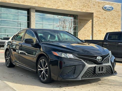 Used 2019 Toyota Camry L image 18