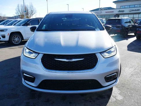 New 2026 Chrysler Pacifica Select image 2