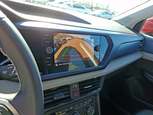 Used 2022 Volkswagen Taos SE w/ Panoramic Sunroof Package image 18