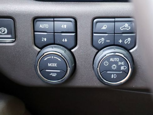 Used 2025 Chevrolet Silverado 1500 LTZ AWD/4WD image 31