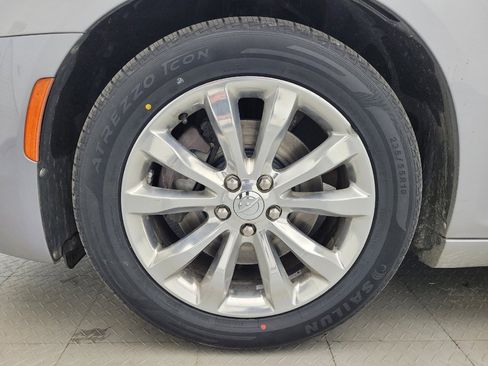 Used 2017 Chrysler 300 Limited image 31