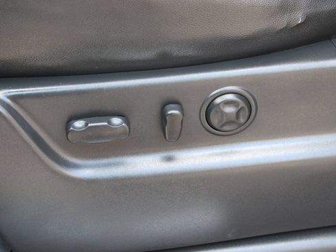 Used 2013 Chevrolet Avalanche LTZ AWD/4WD image 14
