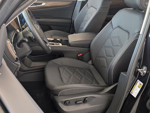 Used 2025 Volkswagen Atlas SE FWD image 16