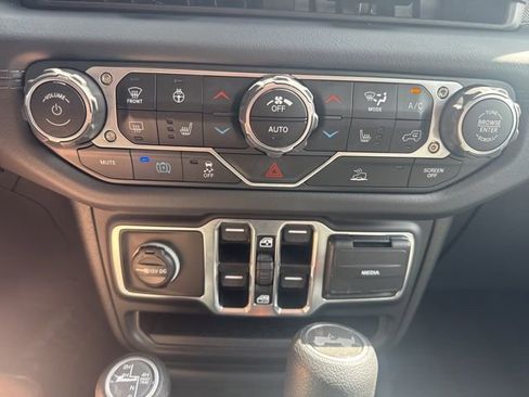 Used 2025 Jeep Wrangler Unlimited Sahara image 22