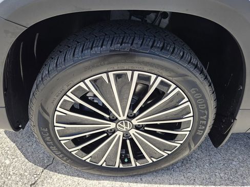Used 2025 Volkswagen Taos SE FWD image 10