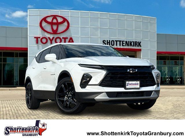 Used 2025 Chevrolet Blazer LT w/ LPO, Black Grille Bar Package FWD image 1