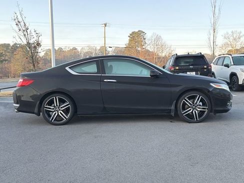 Used 2017 Honda Accord Touring image 2