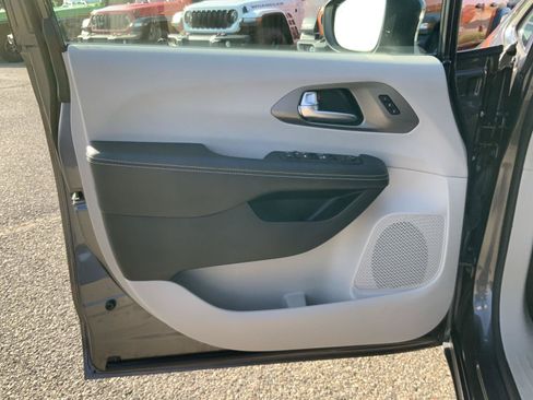 Used 2023 Chrysler Pacifica Touring-L FWD image 19