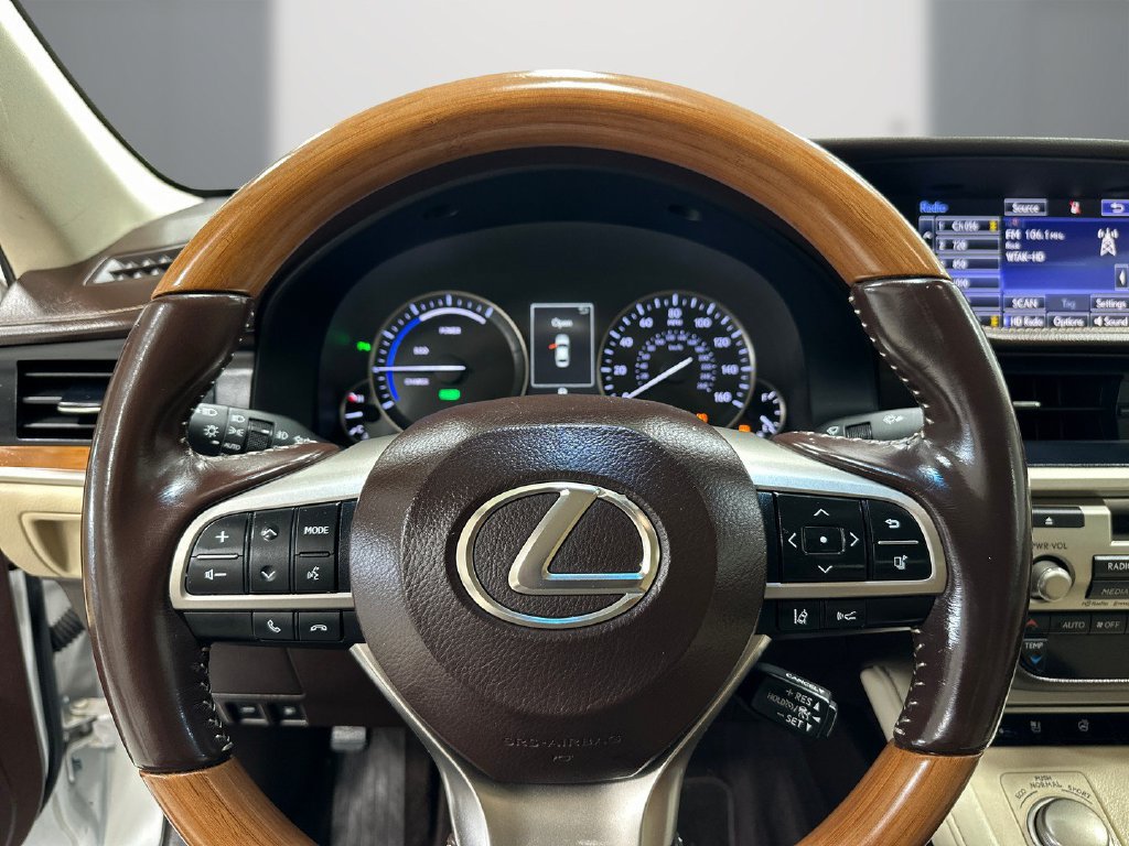 Used 2016 Lexus ES 300h w/ Luxury Package w/Wood Trim FWD image 22