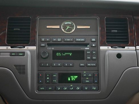 Used 2006 Lincoln Town Car Signature Limited RWD image 15