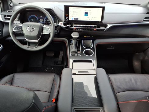 Used 2025 Toyota Sienna XSE image 8