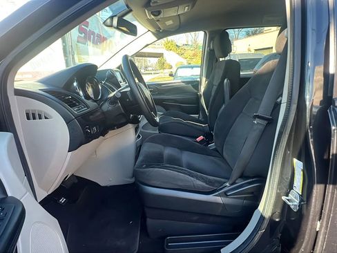 Used 2019 Dodge Grand Caravan SE w/ UConnect Hands-Free Group image 27