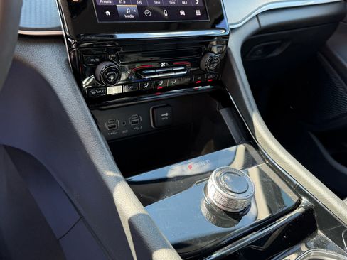 Used 2023 Jeep Grand Cherokee Laredo RWD image 20