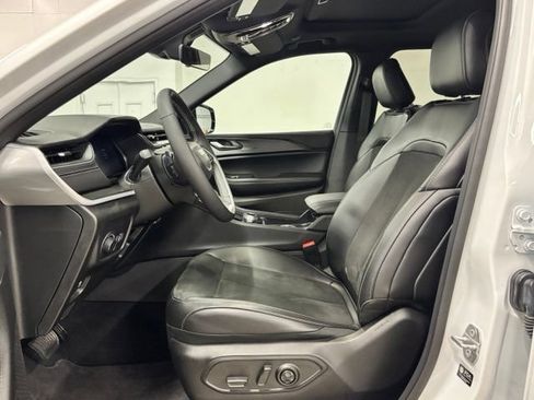 Used 2025 Jeep Grand Cherokee Altitude RWD image 17